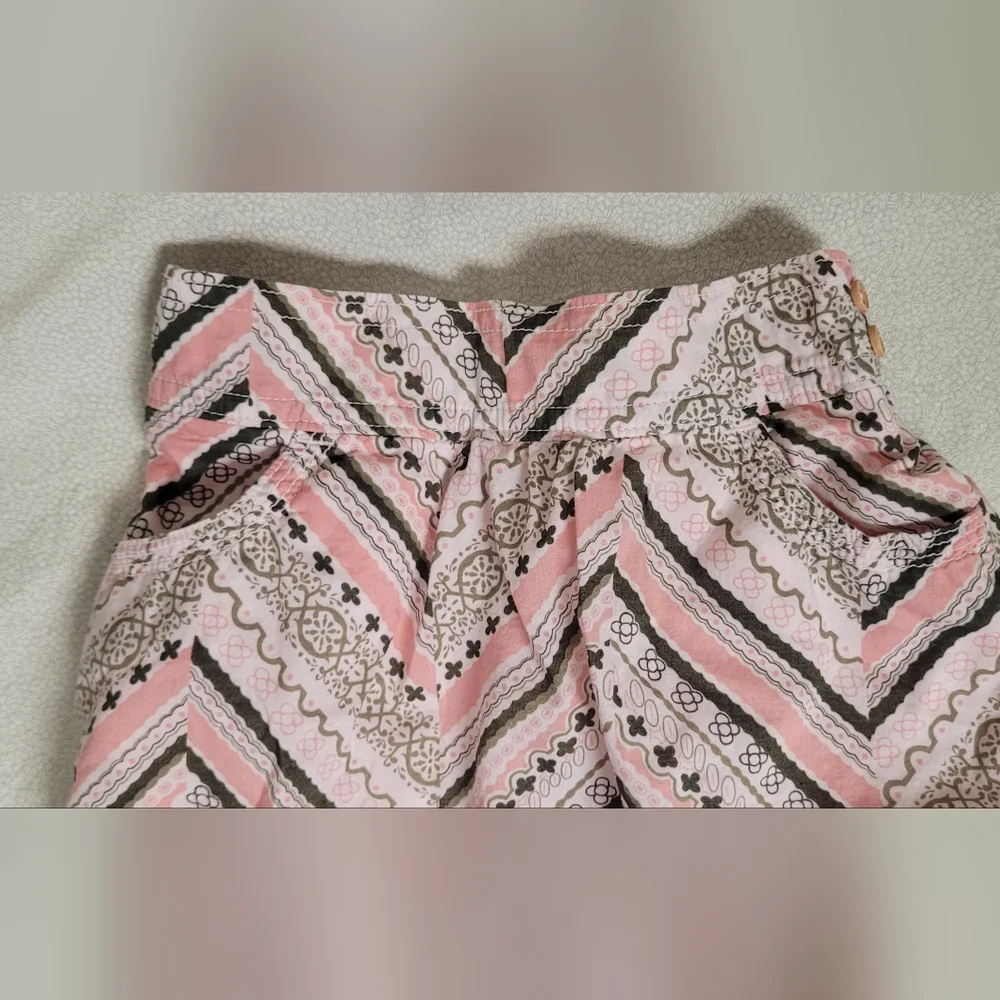 Old Navy Skirt girls size 4T chevron skirt with pockets, 100% Cotton.